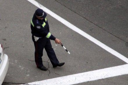 В Ужгороде женщина избила гаишников и ножом пробили им колесо