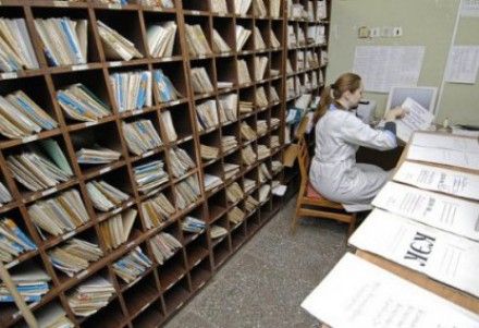 В Украине хотят отказаться от бумажных медкарточек
