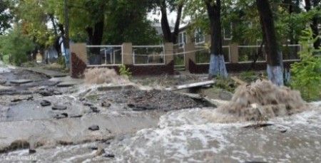 В Одесской области прорвало земляную дамбу, проводится эвакуация (видео)