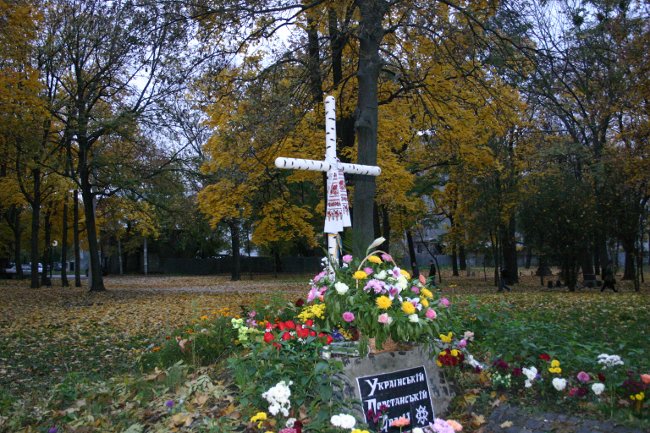 У Харкові знищили пам'ятник воїнам УПА прямо перед міліцією (відео)