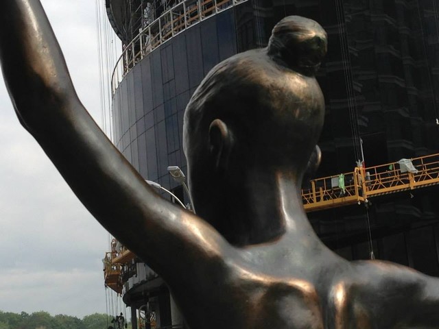Как выглядит новая необычная скульптура в центре Киева (фото)