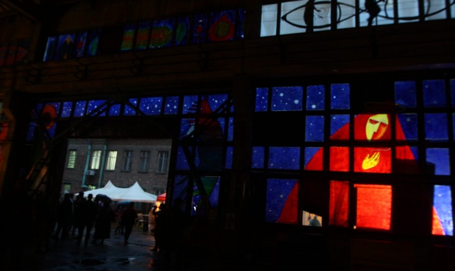 Голі чоловіки і жінки в поліетилені, наречені та гігантська голова – у Києві стартував Гогольfest (Фото,Відео)