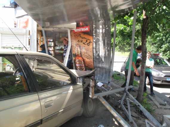 Страшное ДТП в Киеве: авто таранило всё на своем пути (ФОТО)