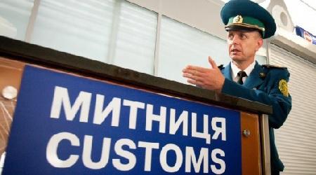 Митники заблокували 10 тон гуманітарної допомоги з Польщі