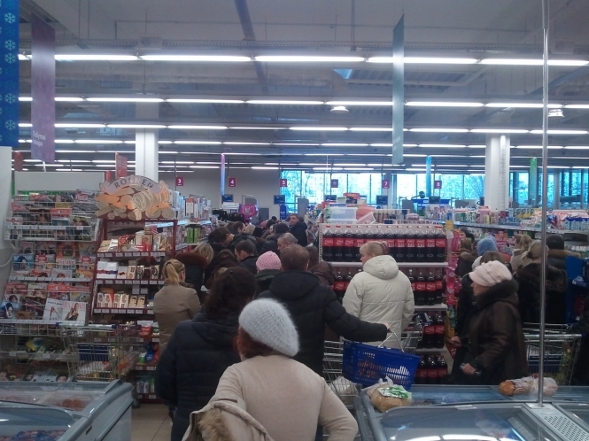 У Києві паніка: люди скуповують продукти і забирають гроші з банків