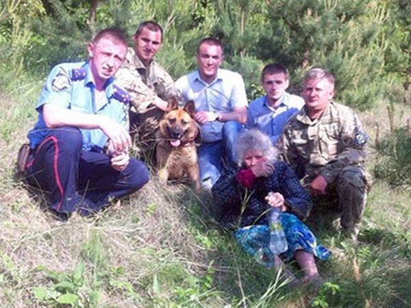 В Хмельницкой области старушку, которая сутки просидела в водоеме, спасла милицейская овчарка